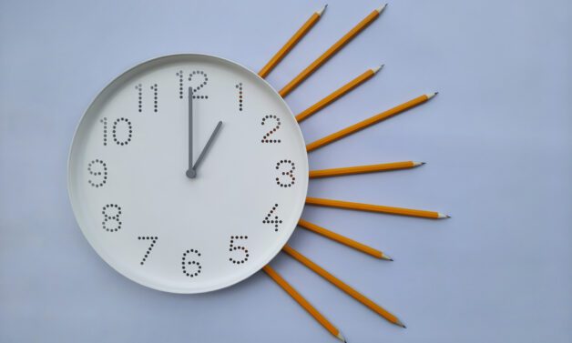 Wymiar czasu pracy – ile wynosi liczba godzin na ½, ¼ i ¾ etatu? Co musisz wiedzieć o nadgodzinach?