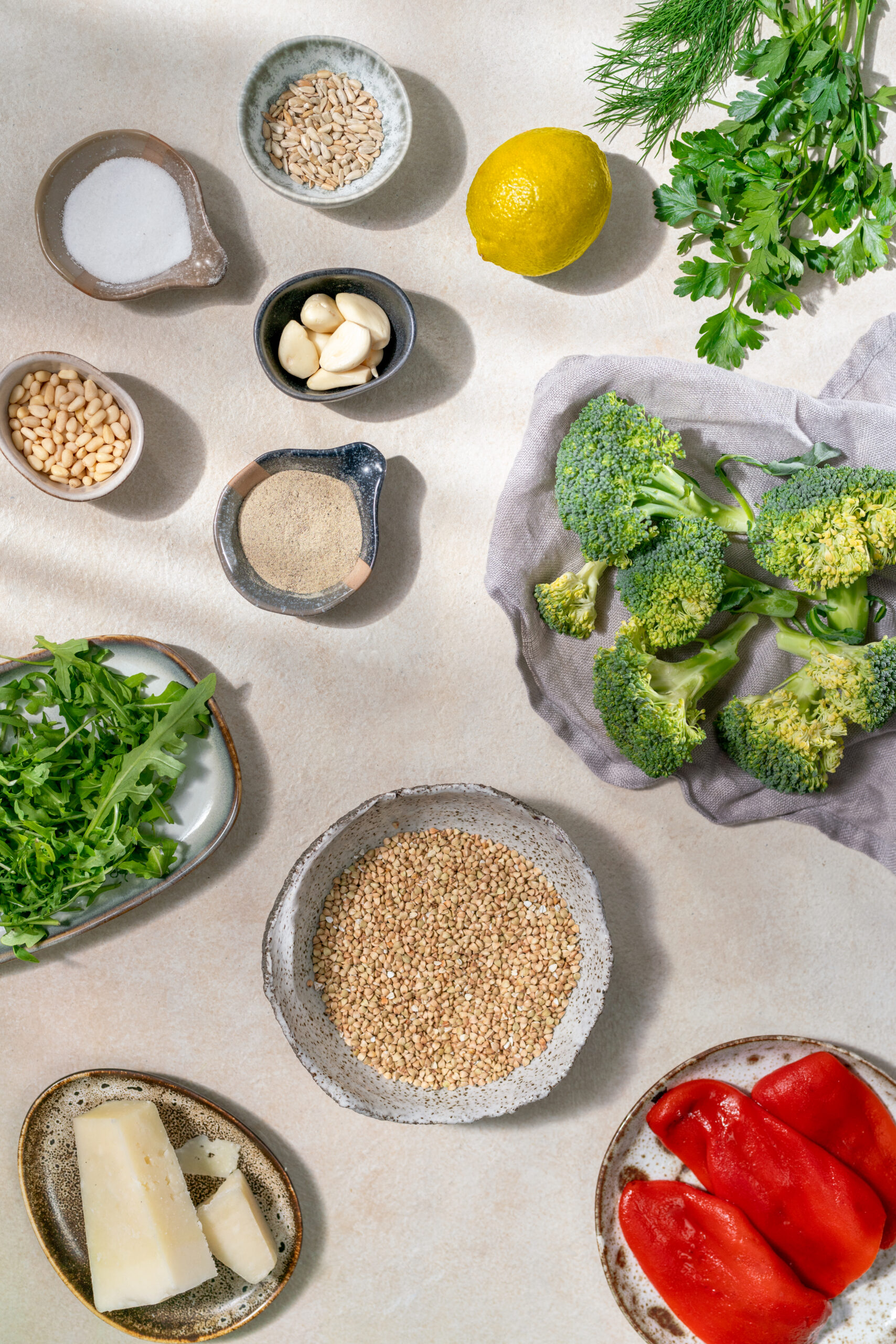 Ziołowe kaszotto z brokułami i pesto paprykowym - składniki