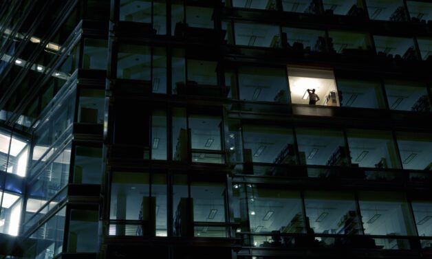 Praca w godzinach nocnych – obowiązki pracodawcy i wysokość dodatku