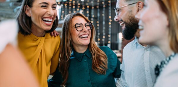 Empatia i dobroczynność kluczem do dobrostanu społecznego i zawodowego [World Happiness Report 2025]