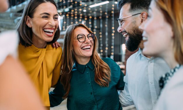 Empatia i dobroczynność kluczem do dobrostanu społecznego i zawodowego [World Happiness Report 2025]
