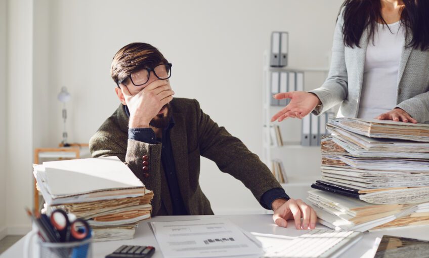 Staffing – co to? Jak udowodnić staffing w pracy? Kary za staffing wobec przełożonego