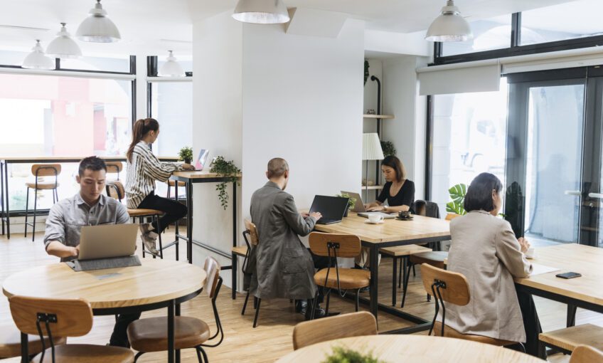 Hot desk – co to? Zalety i wady hot deskingu w biurze