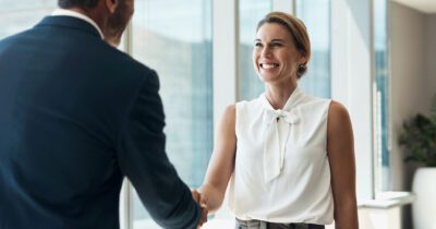 Jak rozmawiać o podwyżce? Jakie argumenty za podwyżką przedstawić? Wskazówki jak negocjować podwyżkę wynagrodzenia