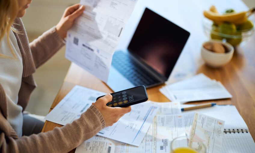 Dane do faktury – co powinna zawierać faktura VAT? Jakie dane do faktury imiennej?