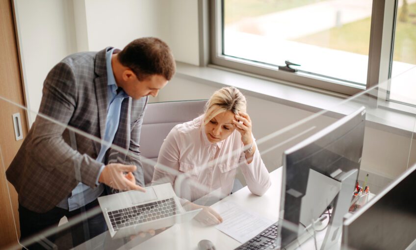 Czym różni się dyskryminacja od mobbingu?