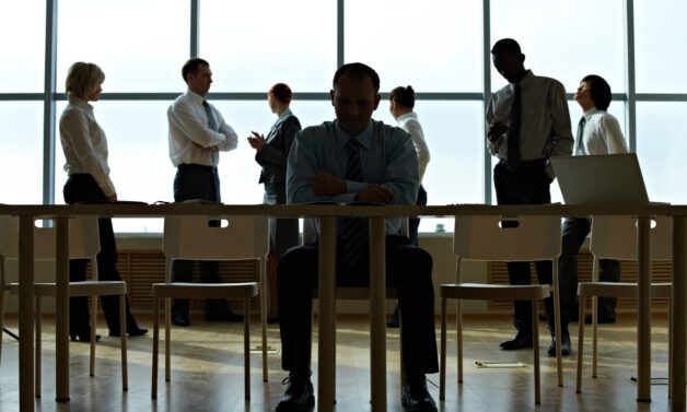 Samotność zawodowa – cichy kryzys współczesnej pracy