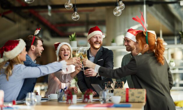 Świąteczna integracja w pracy: gest dobrej kultury czy zbędny obowiązek?