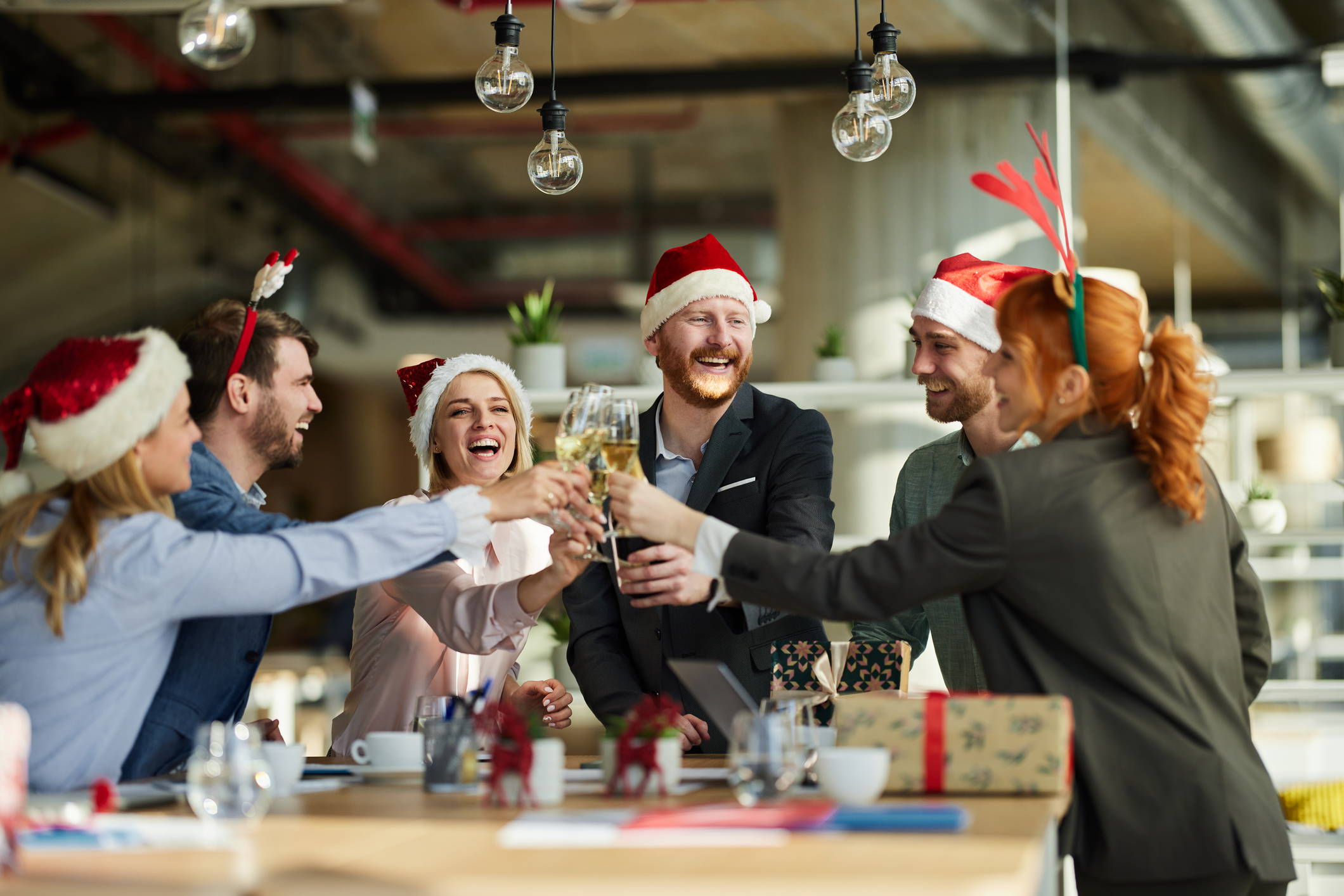 Świąteczna integracja w pracy: gest dobrej kultury czy zbędny obowiązek?