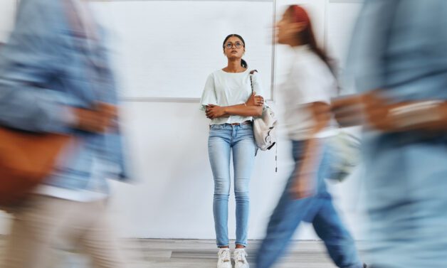 8 na 10 pracowników czuje się samotnych. Jaką lekcję mają do odrobienia organizacje? [WYWIAD]