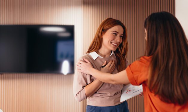 Życzliwość i docenienie – dlaczego atmosfera w pracy ma większe znaczenie, niż myślimy