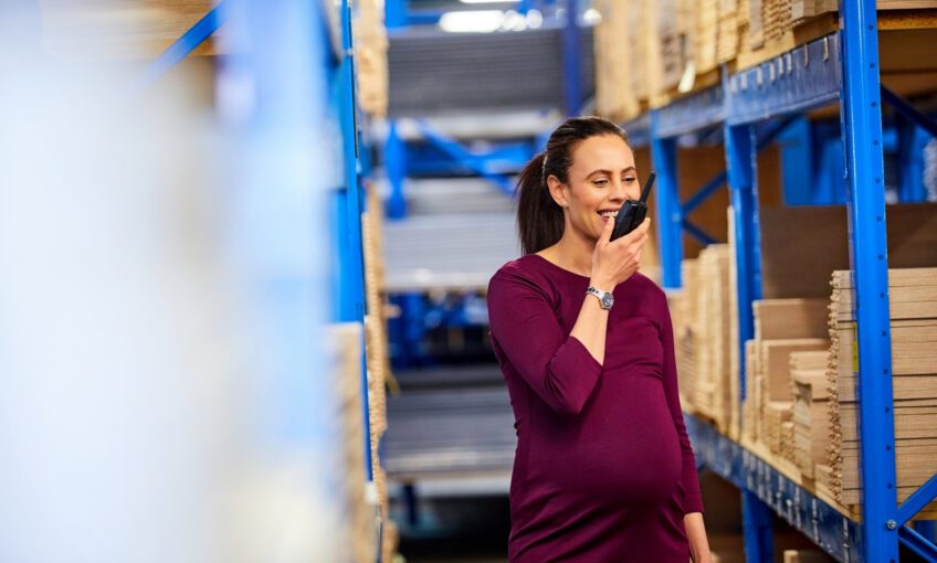 Ciąża a praca – jak się przygotować? Kiedy zgłosić?