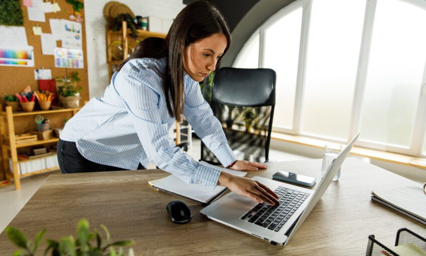 Po godzinach, ale wciąż w pracy? O prawie do bycia offline