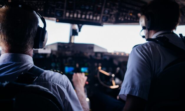 Jak zostać pilotem samolotu? Jak wyglądają zarobki i obowiązki?