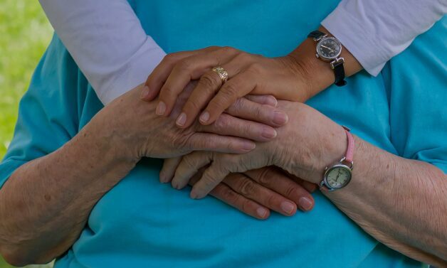 Opieka nad rodzicem – jak otrzymać zasiłek, zwolnienie, urlop?