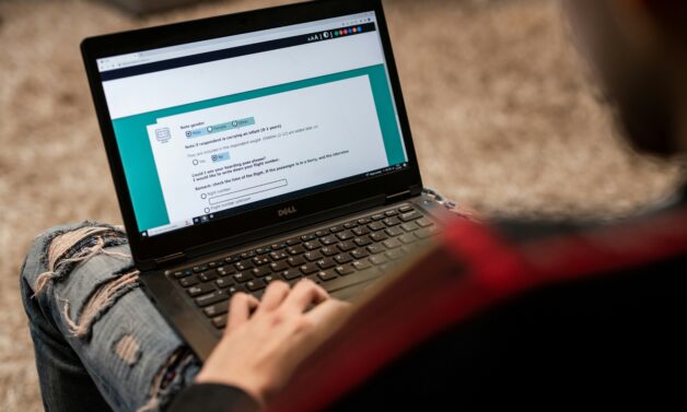 Zarabianie na ankietach – jak działa i czy się opłaca?