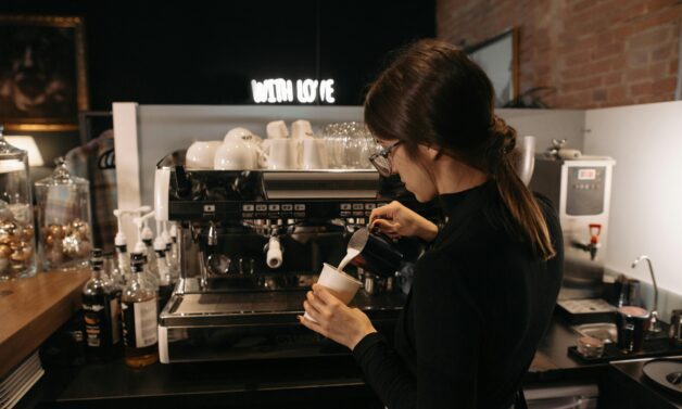 Barista – kto to, co robi, ile zarabia i jak zacząć pracę w kawiarni?